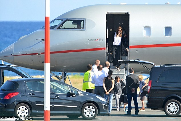 
	
	Cả nhà Angelina khi vừa đặt chân đến Pháp.